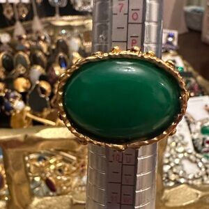 Elegant Green and Gold Women's Ring